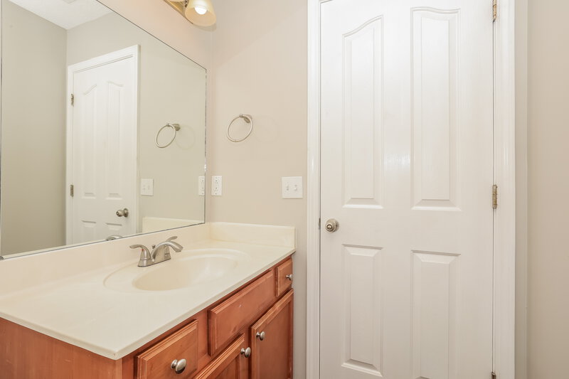 1,910/Mo, 1029 Tammy Sue Ln La Vergne, TN 37086 Bathroom View 2