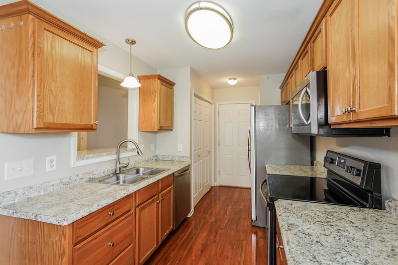2,320/Mo, 268 Iris Dr Hendersonville, TN 37075 Kitchen View 2
