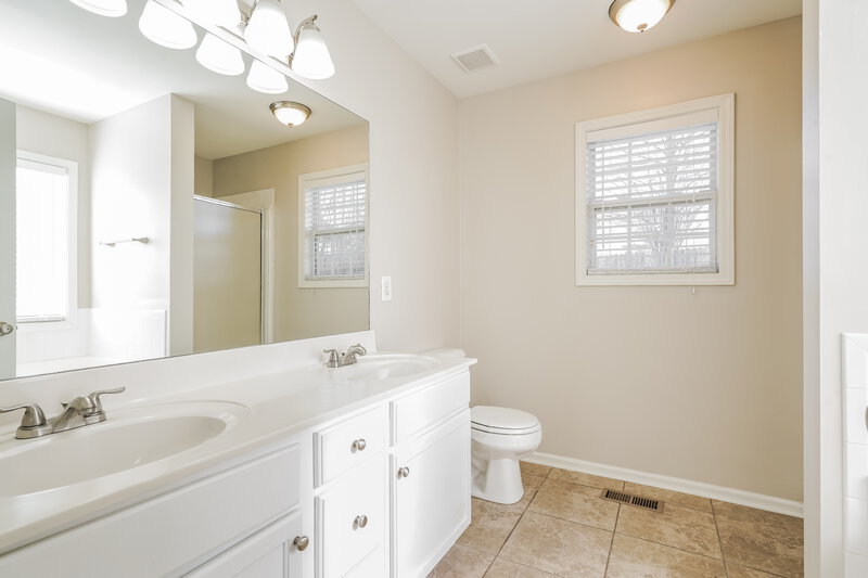 2,320/Mo, 268 Iris Dr Hendersonville, TN 37075 Main Bathroom View