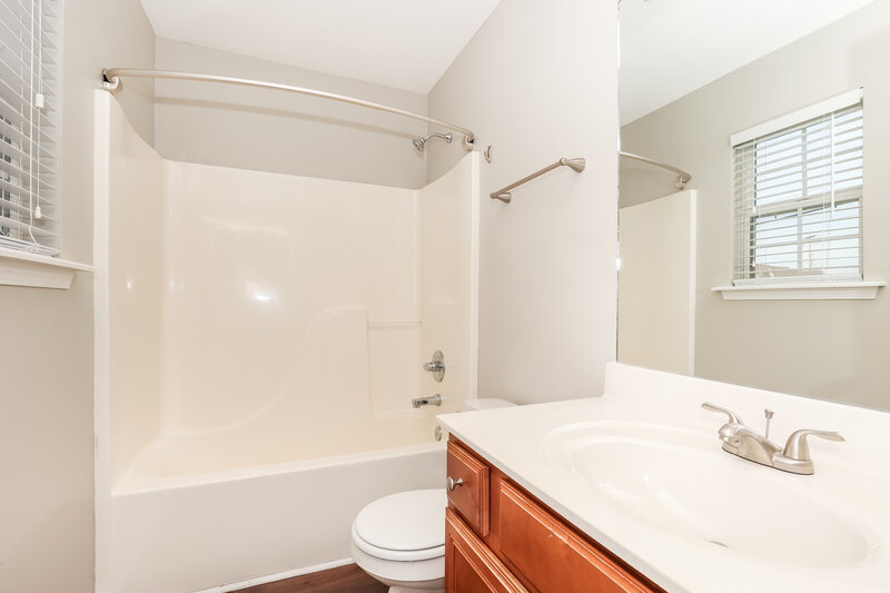 1,850/Mo, 3062 Ace Wintermeyer Dr La Vergne, TN 37086 Bathroom View 2