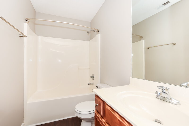 1,850/Mo, 3062 Ace Wintermeyer Dr La Vergne, TN 37086 Bathroom View 3