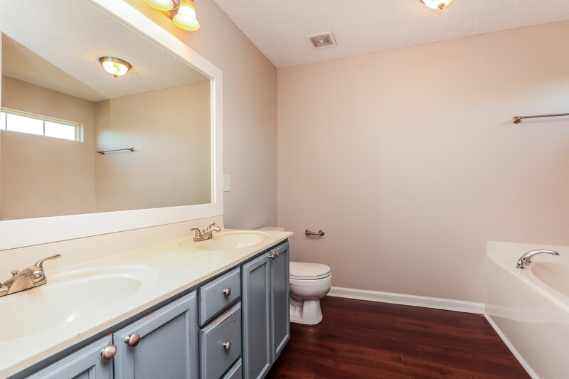 2,400/Mo, 8813 Cressent Glen Ct Antioch, TN 37013 Main Bathroom View