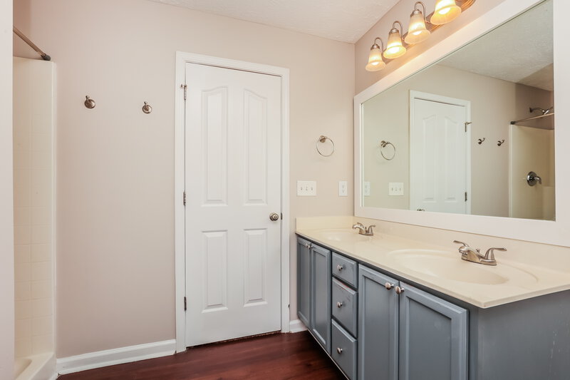 2,400/Mo, 8813 Cressent Glen Ct Antioch, TN 37013 Main Bathroom View 2