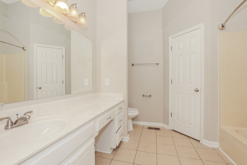 1,810/Mo, 1215 Falling Tree Ct Murfreesboro, TN 37130 Main Bathroom View