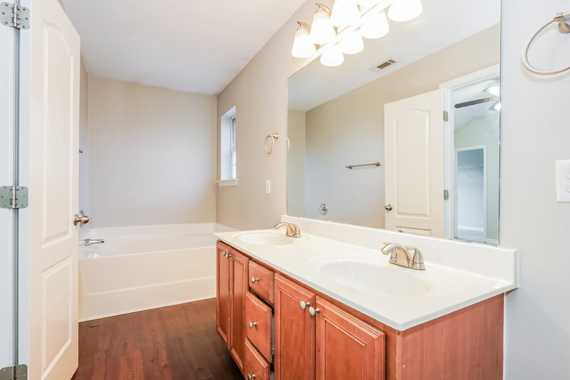 2,150/Mo, 106 Rushing Water Ct Hendersonville, TN 37075 Main Bathroom View