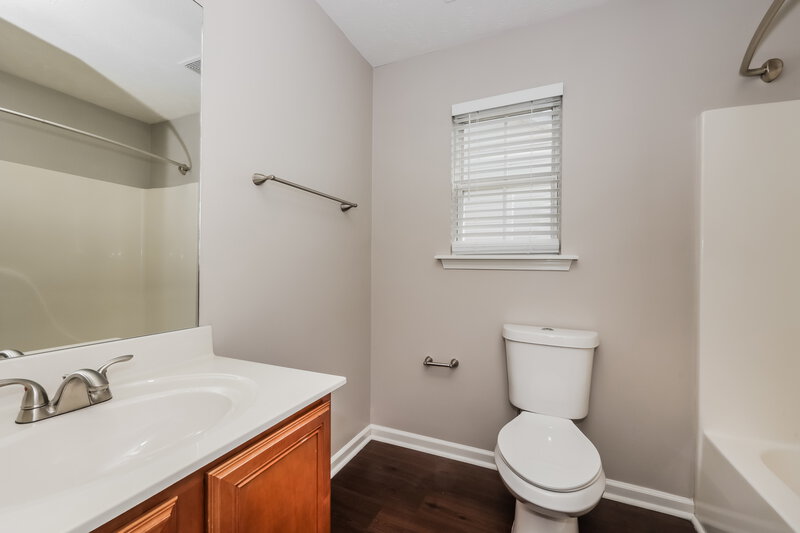 2,075/Mo, 3064 Ace Wintermeyer Dr La Vergne, TN 37086 Main Bathroom View