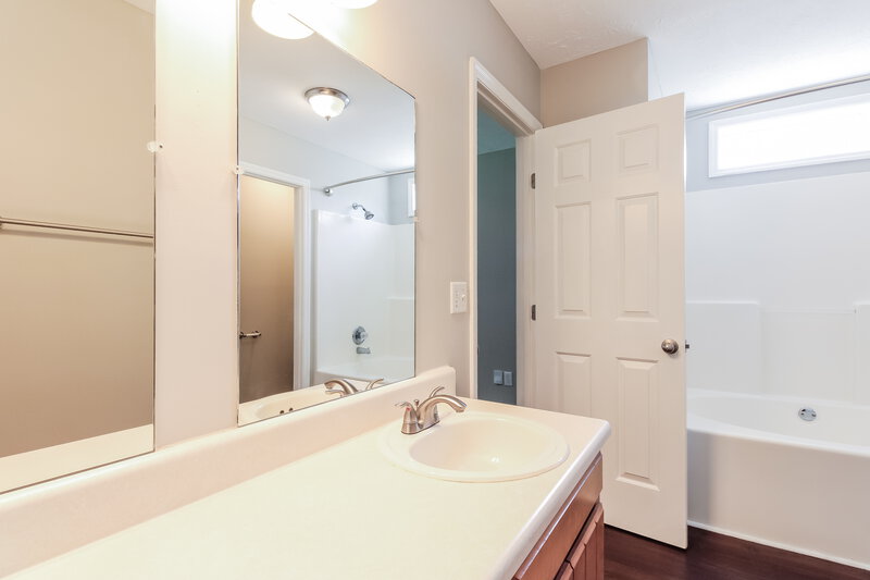 2,330/Mo, 245 Heritage Cir E La Vergne, TN 37086 Main Bathroom View