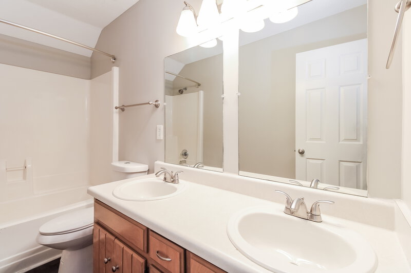 2,330/Mo, 245 Heritage Cir E La Vergne, TN 37086 Bathroom View