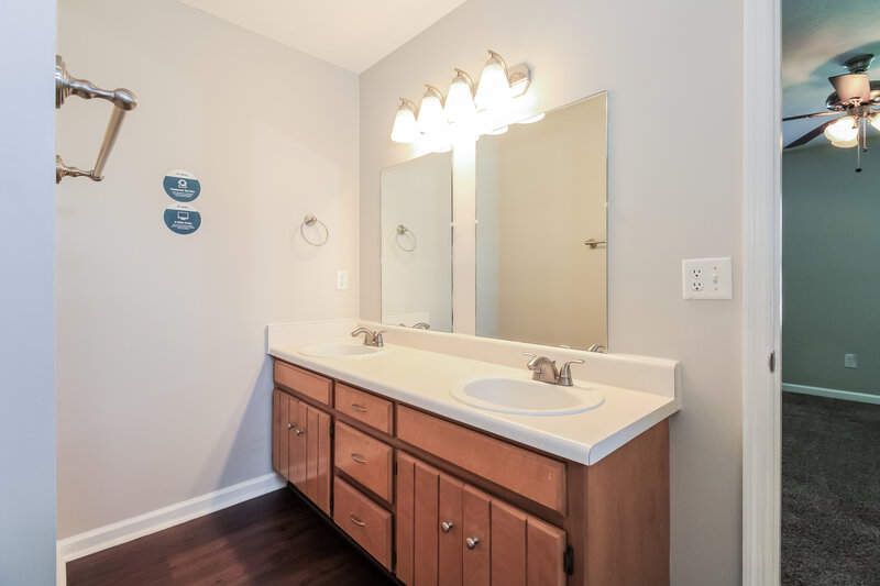 2,330/Mo, 245 Heritage Cir E La Vergne, TN 37086 Bathroom View 2