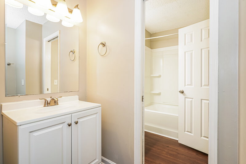 2,070/Mo, 2215 Leeds Ct Murfreesboro, TN 37129 Main Bathroom View