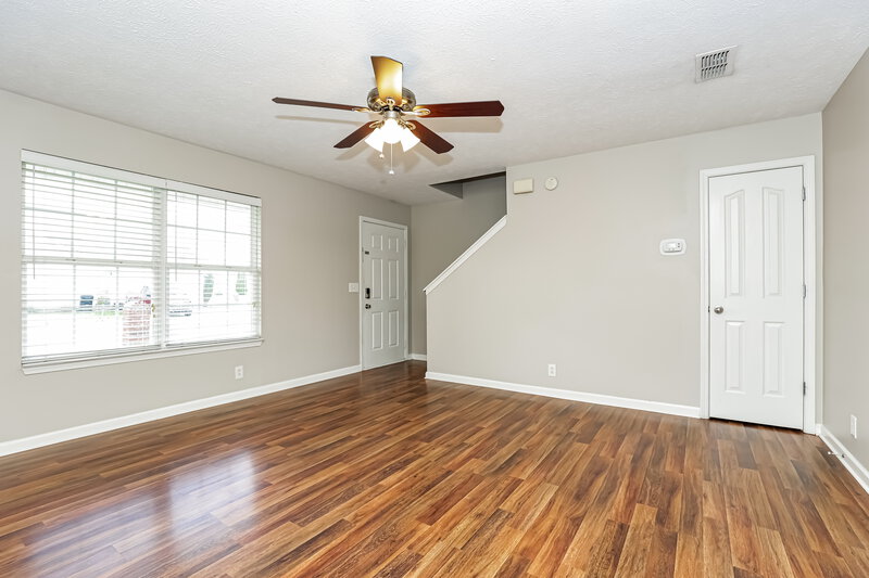 2,070/Mo, 1615 Carrick Dr Murfreesboro, TN 37128 Living Room View 2