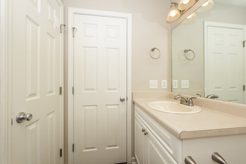 2,035/Mo, 4099 Mountain Top Trl La Vergne, TN 37086 Bathroom View 2