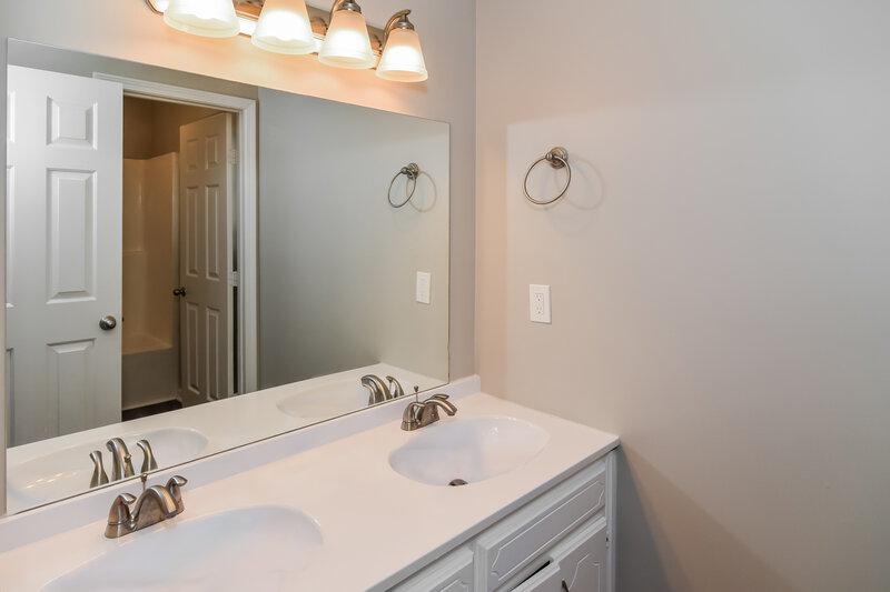 1,850/Mo, 610 Eastlake Cv La Vergne, TN 37086 Main Bathroom View