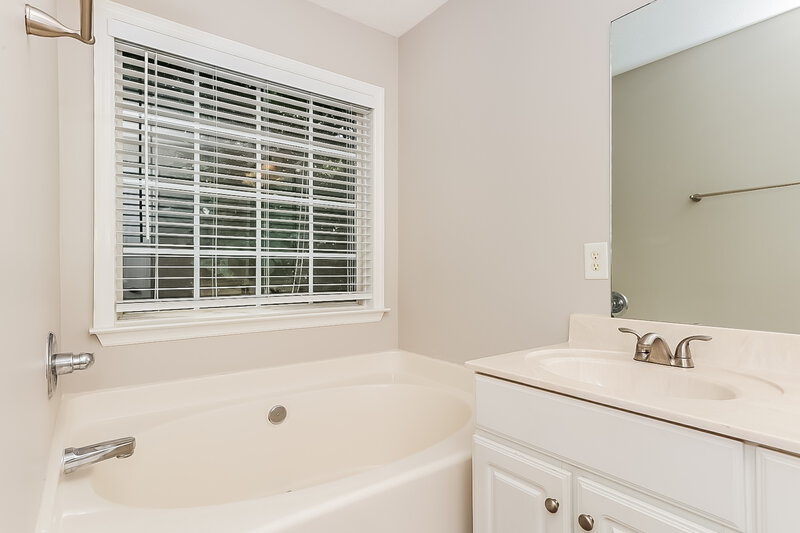 2,770/Mo, 2720 Windcrest Trl Antioch, TN 37013 Main Bathroom View