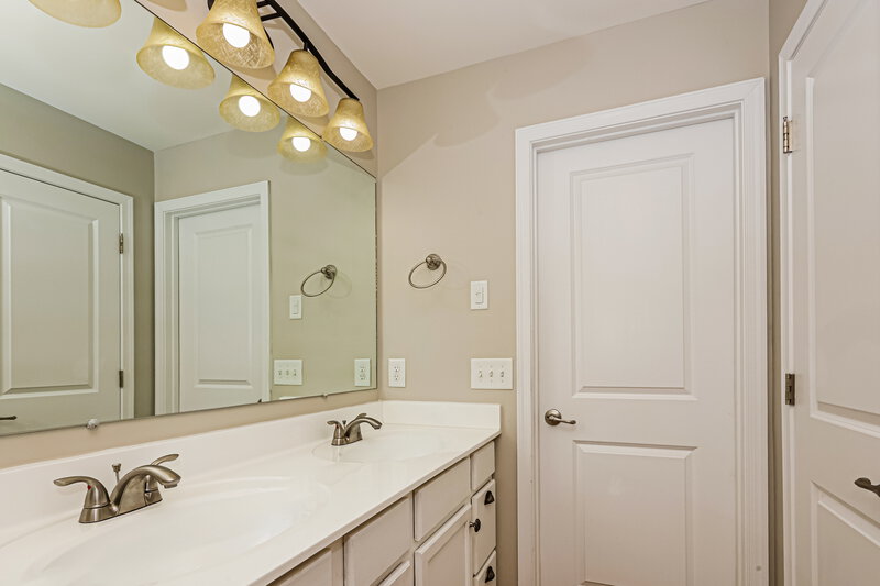 2,075/Mo, 2647 Apple Cross Ct Murfreesboro, TN 37127 Main Bathroom View 2