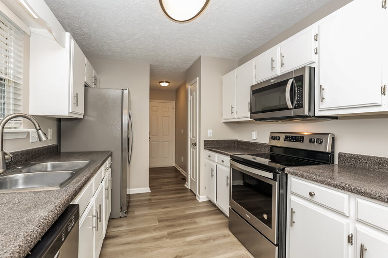 2,105/Mo, 1711 Luton Dr La Vergne, TN 37086 Kitchen View 2