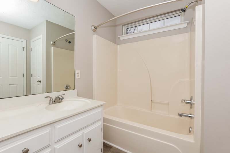 2,105/Mo, 1711 Luton Dr La Vergne, TN 37086 Main Bathroom View