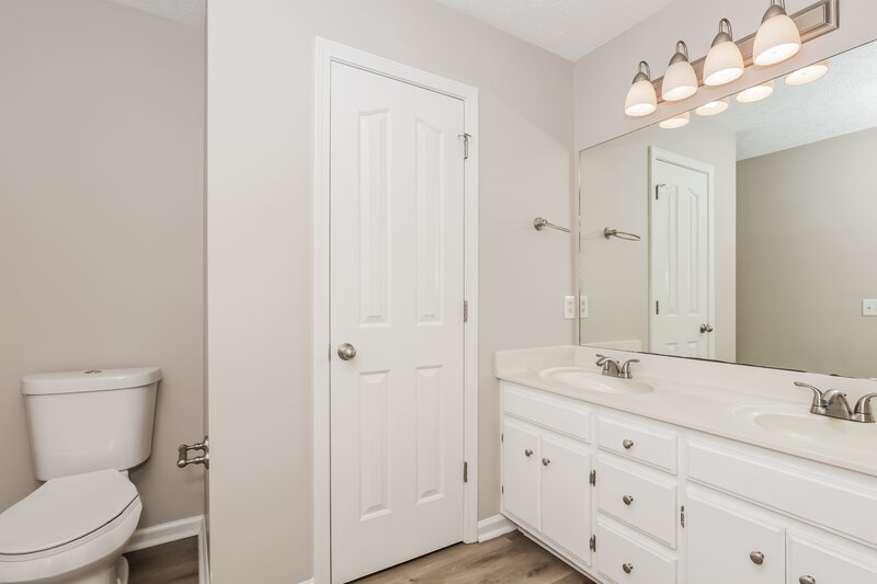 2,105/Mo, 1711 Luton Dr La Vergne, TN 37086 Main Bathroom View 2