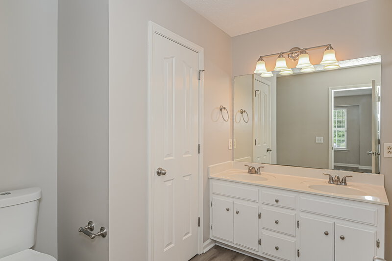 1,970/Mo, 1711 Luton Dr La Vergne, TN 37086 Main Bathroom View