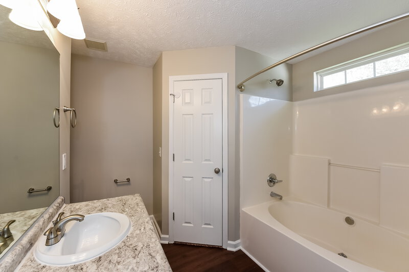 2,090/Mo, 3532 Mount View Ridge Dr Antioch, TN 37013 Master Bathroom View 2