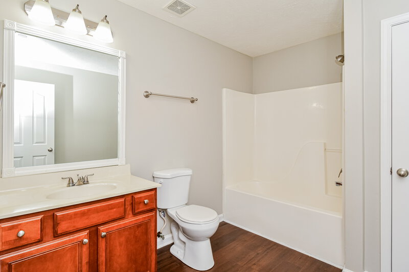2,180/Mo, 132 Berele Shepsele Ln La Vergne, TN 37086 Bathroom View