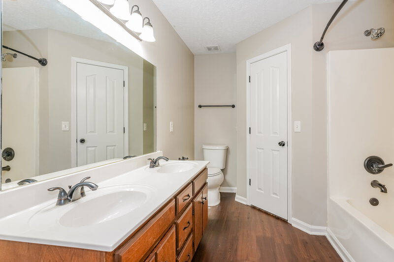 2,105/Mo, 1244 Saint Andrews Dr Murfreesboro, TN 37128 Main Bathroom View