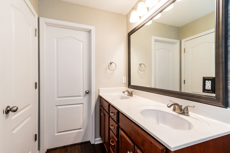 2,295/Mo, 159 Lyndhurst Dr La Vergne, TN 37086 Main Bathroom View