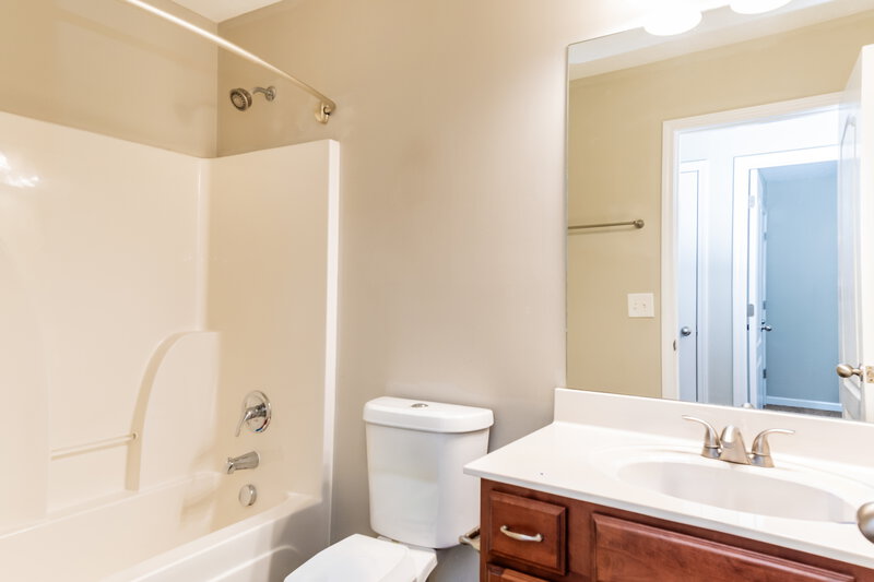 2,295/Mo, 159 Lyndhurst Dr La Vergne, TN 37086 Bathroom View