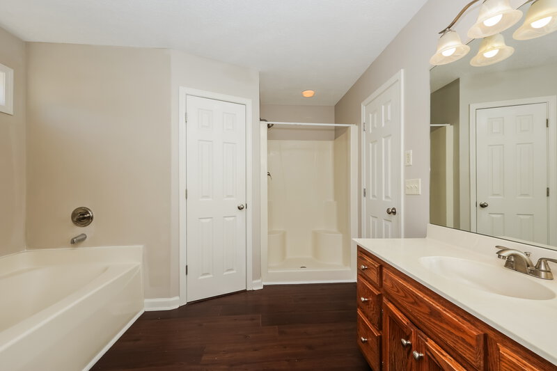 1,825/Mo, 1204 Red Oak Ct Murfreesboro, TN 37130 Main Bathroom View 2