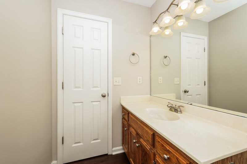 1,825/Mo, 1204 Red Oak Ct Murfreesboro, TN 37130 Bathroom View 2