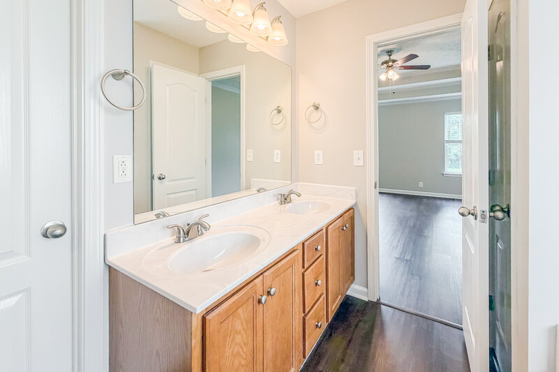 2,515/Mo, 2816 Windcrest Trl Antioch, TN 37013 Main Bathroom View