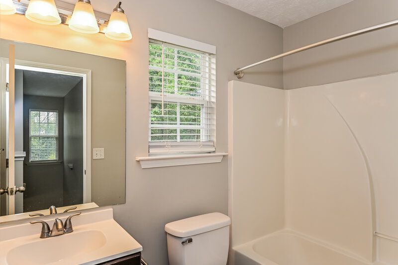 2,030/Mo, 1065 Tammy Sue Ln La Vergne, TN 37086 Bathroom View 2