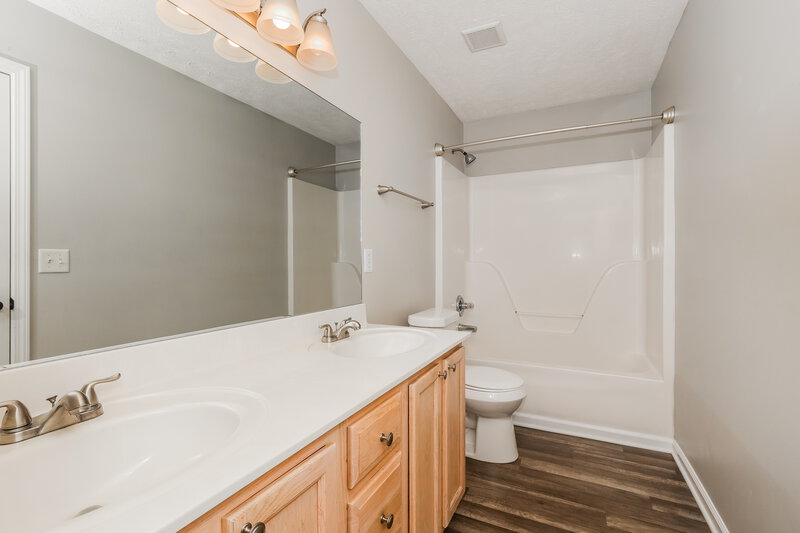 2,210/Mo, 1630 Lisburn Dr Murfreesboro, TN 37128 Main Bathroom View 2