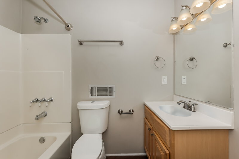 1,890/Mo, 141 Bill Stewart Blvd La Vergne, TN 37086 Main Bathroom View