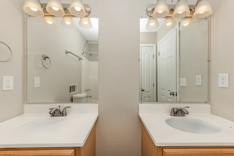 1,890/Mo, 141 Bill Stewart Blvd La Vergne, TN 37086 Bathroom View