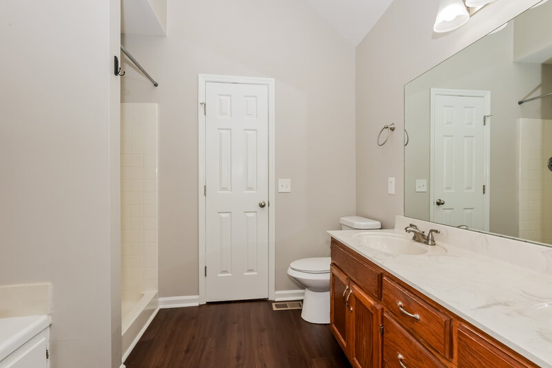 2,460/Mo, 612 Woodland Hills  Dr La Vergne, TN 37086 Main Bathroom View