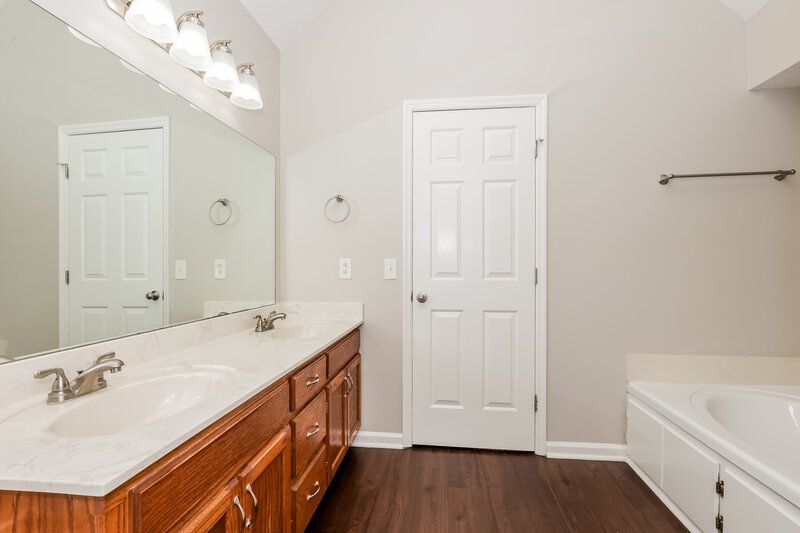 2,460/Mo, 612 Woodland Hills  Dr La Vergne, TN 37086 Main Bathroom View 2
