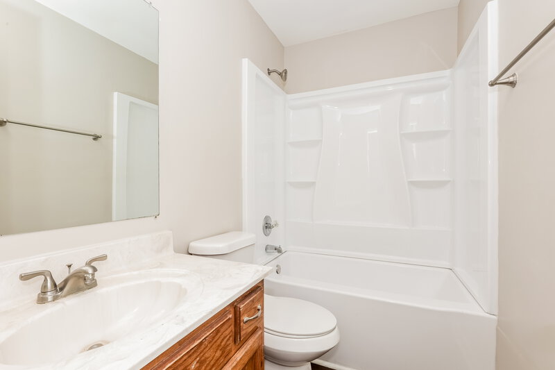 2,460/Mo, 612 Woodland Hills  Dr La Vergne, TN 37086 Bathroom View