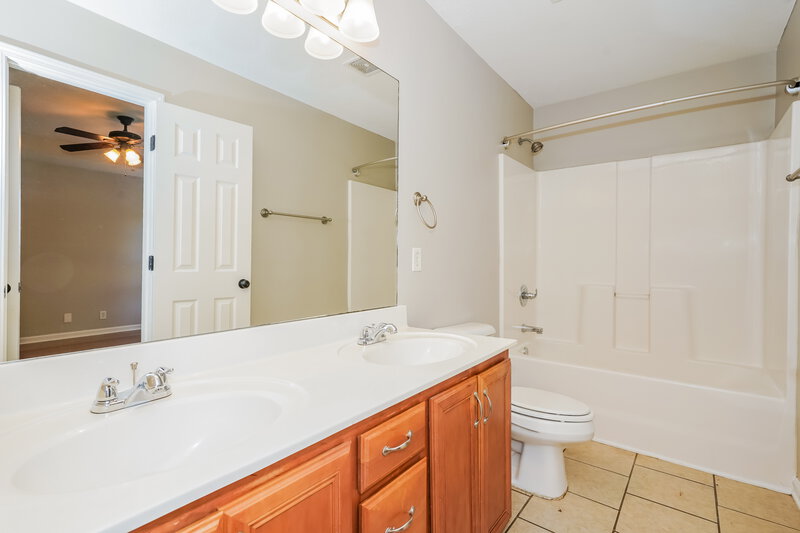 1,945/Mo, 7405 E Winchester Dr Antioch, TN 37013 Main Bathroom View