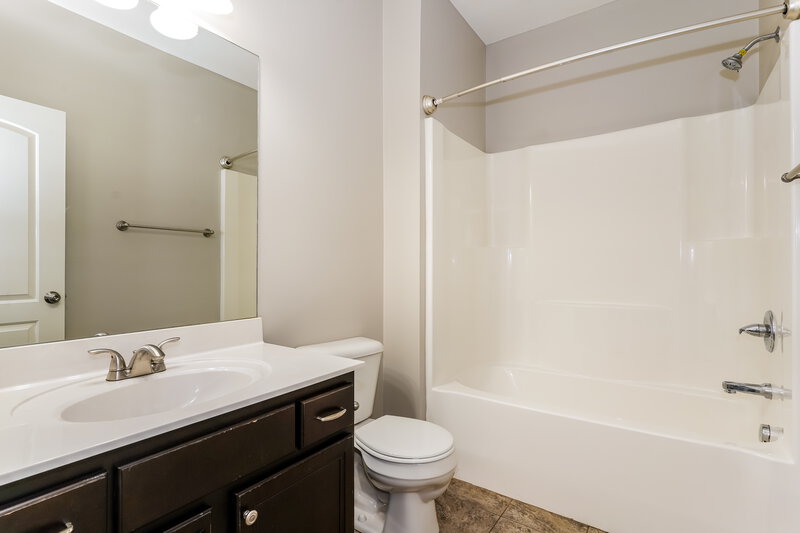 2,625/Mo, 102 England Pl Hendersonville, TN 37075 Bathroom View