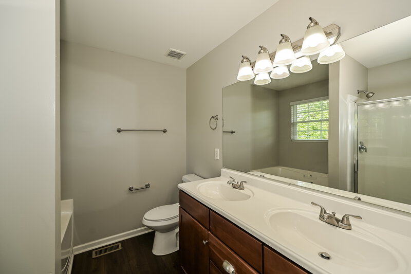 2,405/Mo, 1016 Solomon Ln Spring Hill, TN 37174 Main Bathroom View