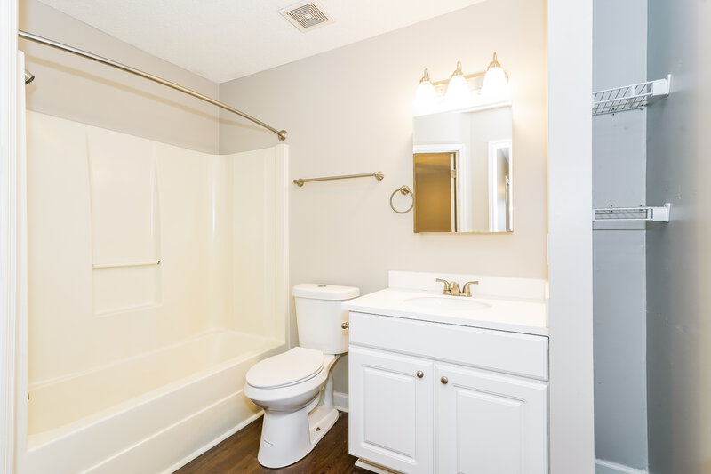 2,800/Mo, 1502 Cedardale Rd Mount Juliet, TN 37122 Main Bathroom View