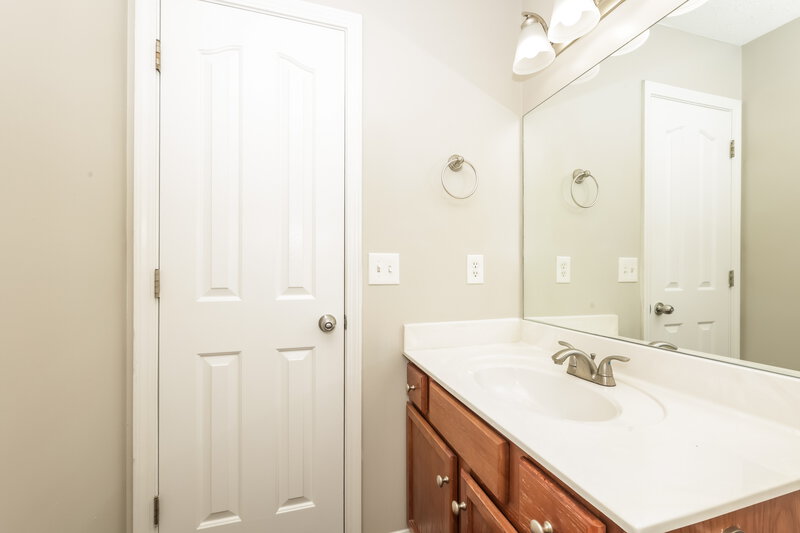 2,025/Mo, 1531 Saint Andrews Dr Murfreesboro, TN 37128 Bathroom View 2