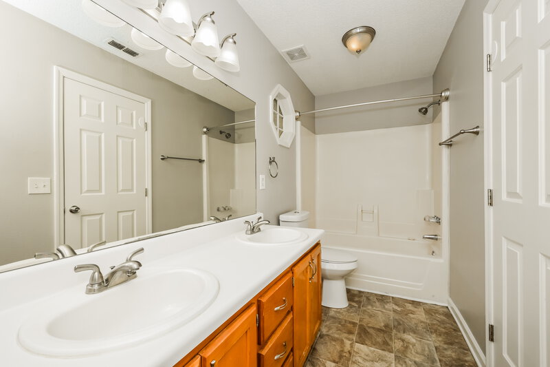 2,430/Mo, 108 Cedar Bend Ct La Vergne, TN 37086 Main Bathroom View