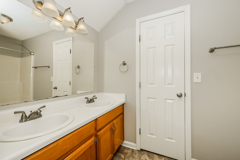 2,430/Mo, 108 Cedar Bend Ct La Vergne, TN 37086 Main Bathroom View 2