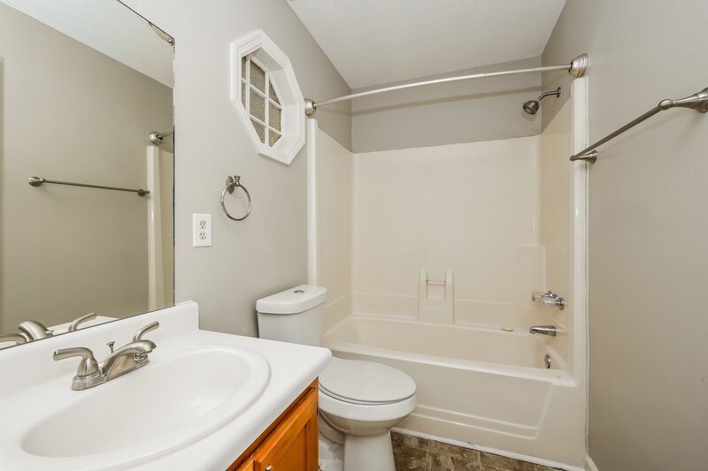 2,430/Mo, 108 Cedar Bend Ct La Vergne, TN 37086 Bathroom View