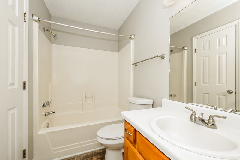2,430/Mo, 108 Cedar Bend Ct La Vergne, TN 37086 Bathroom View 2
