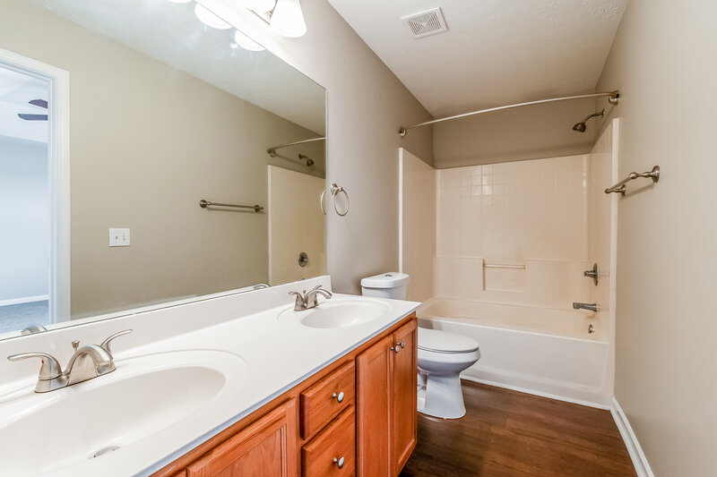 2,255/Mo, 2006 Zion Ln La Vergne, TN 37086 Main Bathroom View