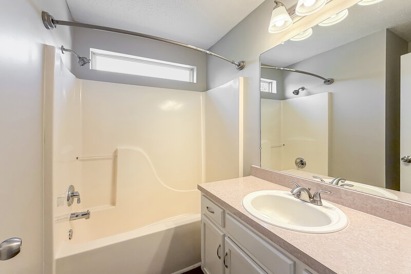 2,535/Mo, 3134 Creekview Ln Goodlettsville, TN 37072 Main Bathroom View 2