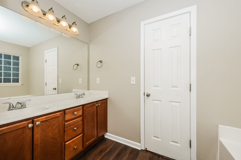 2,110/Mo, 317 Davids Way La Vergne, TN 37086 Main Bathroom View 2